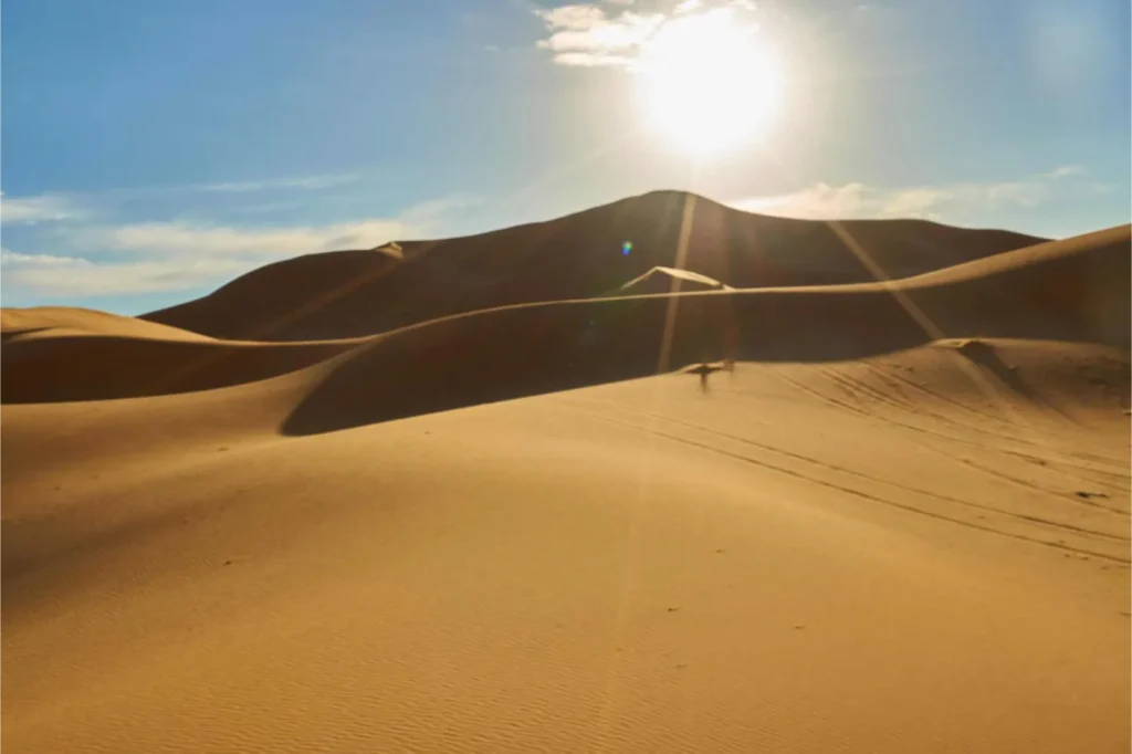 Dunes du Sahara sous un ciel bleu